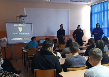 Policajci učenicima u Debeljači ukazali na opasnosti koje vrebaju na internetu