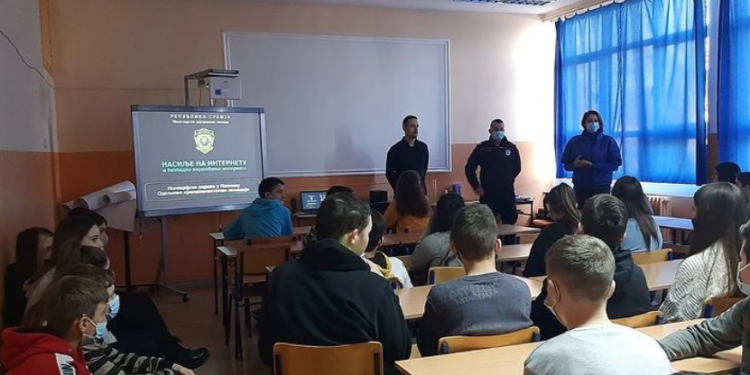 Policajci učenicima u Debeljači ukazali na opasnosti koje vrebaju na internetu
