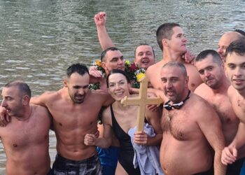 Pančevo: Do Časnog krsta prva doplivala Snežana Rajačić Robertson