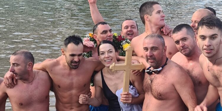 Pančevo: Do Časnog krsta prva doplivala Snežana Rajačić Robertson