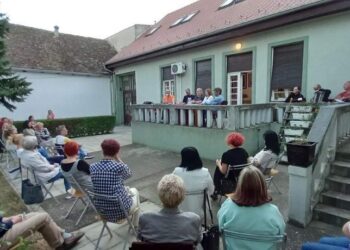 KOVIN: Uspešna promocija knjige „Kokni engleski u lalinski“ autora Mladena Racića