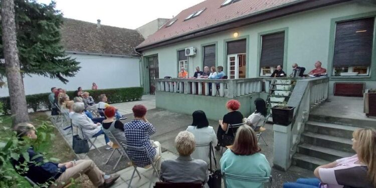 KOVIN: Uspešna promocija knjige „Kokni engleski u lalinski“ autora Mladena Racića