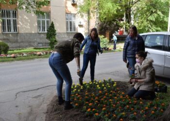 PROLEĆNO UREĐENJE KOVINA: Maturantkinje vrtlari osvežile zasad oko ćupa