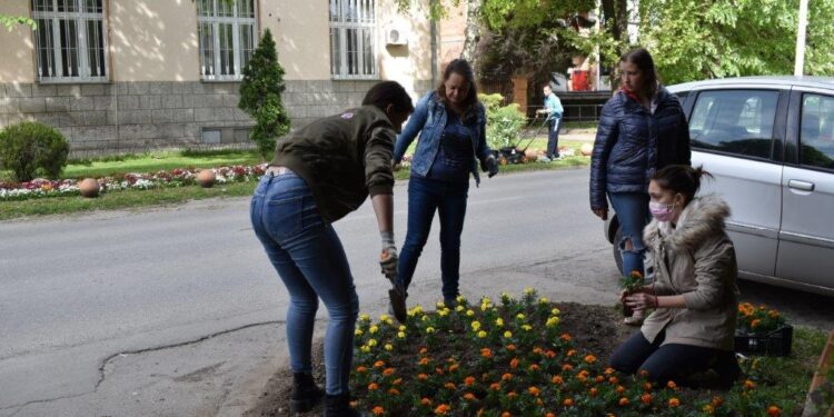 PROLEĆNO UREĐENJE KOVINA: Maturantkinje vrtlari osvežile zasad oko ćupa