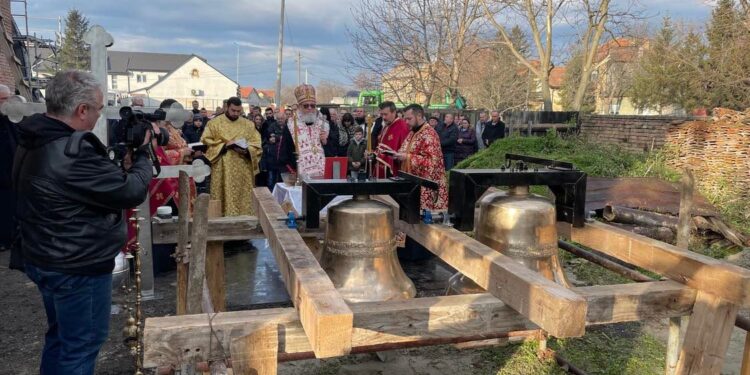 Osveštana zvona u hramu Ognjene Marije u Starčevu uz prisustvo Vladike Banatskog Nikanora