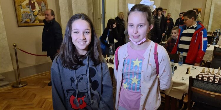 Mlade nade šaha Nina Jocić i Jana Stošić iz Pančeva