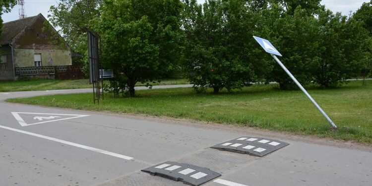 Nepoznati počinioci ukrali delove ležećeg policajca kod škole u Sakulama