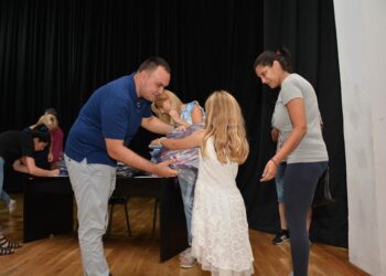 Za predškolce i đake prvake u Opovu 222 školska ranca