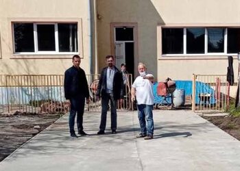 Betoniraju se prilazi i pešačke staze ispred osnovne škole u Opovu
