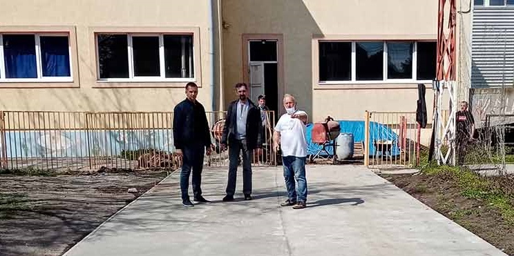Betoniraju se prilazi i pešačke staze ispred osnovne škole u Opovu