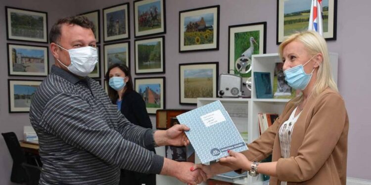 Opština Opovo uručila 13 ugovora za sufinansiranje programa i projekata udruženja građana