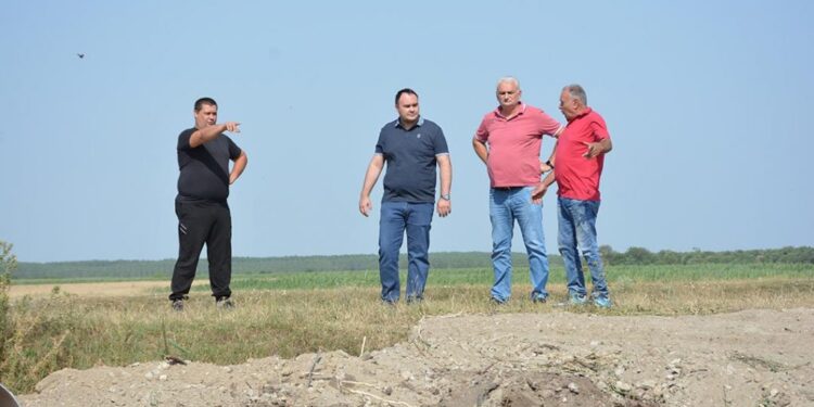 Zemljani radovi na nasipanju prilaza u ataru Barande
