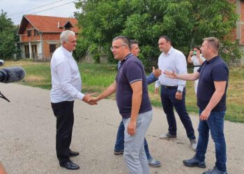 Nedimović i Božić posetili gazdinstva u Barandi i Idvoru