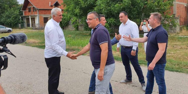 Nedimović i Božić posetili gazdinstva u Barandi i Idvoru