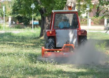 JP MLADOST OPOVO: Radovi na košenju bankina više putnih pravaca