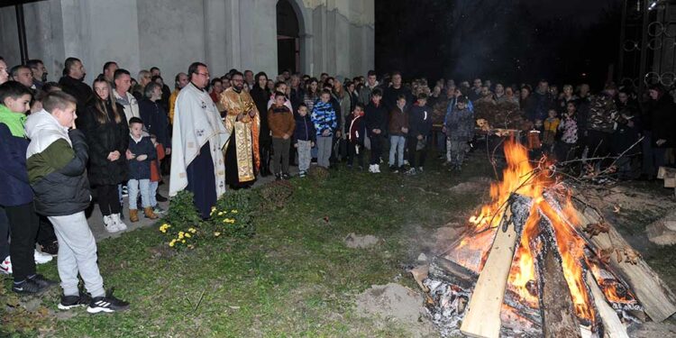 Paljenje badnjaka organizovano u sve četiri pravoslavne crkve u Opovu