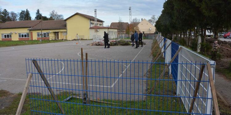 Nova ograda za rukometni teren u Opovu