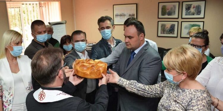 DAN OPŠTINE OPOVO: U kabinetu predsednika rezan slavski kolač