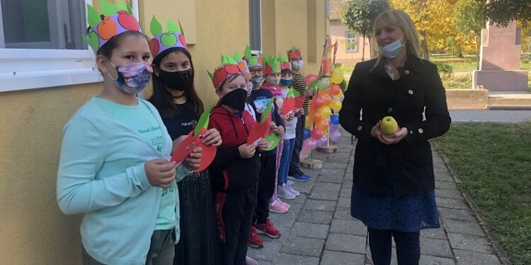 Obeležen Svetski dan jabuke u školi u Ivanovu