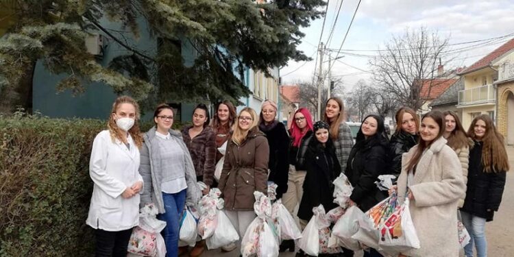 Humani pančevački srednjoškolci odneli paketiće u Dečju bolnicu