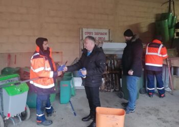 U JKP “Higijeni” u Pančevu povodom Savindana radnicima podeljene perece