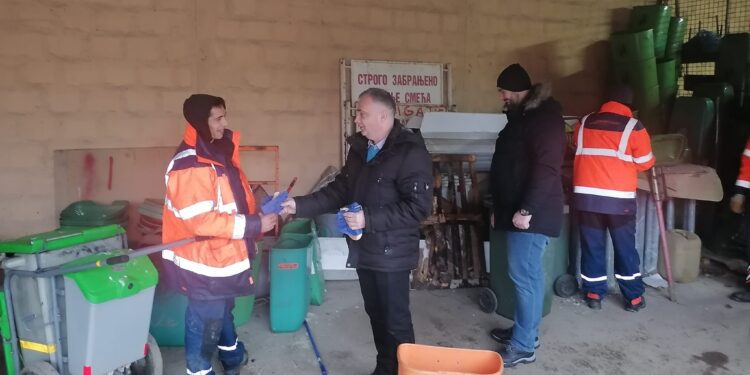 U JKP “Higijeni” u Pančevu povodom Savindana radnicima podeljene perece