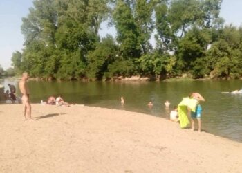 Meštani uređuju plaža „Pesak“ na Tamišu u Jabuci