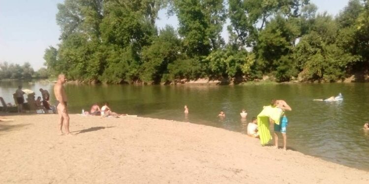 Meštani uređuju plaža „Pesak“ na Tamišu u Jabuci