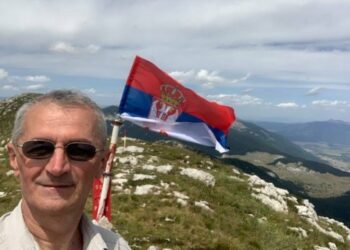 SRPSKA ZASTAVA SE DANAS ZAVIJORILA NA NAJVIŠEM VRHU DINARE: Moćna poruka novinara Dušana Marića – Hrvatima i zaboravnim Srbima!
