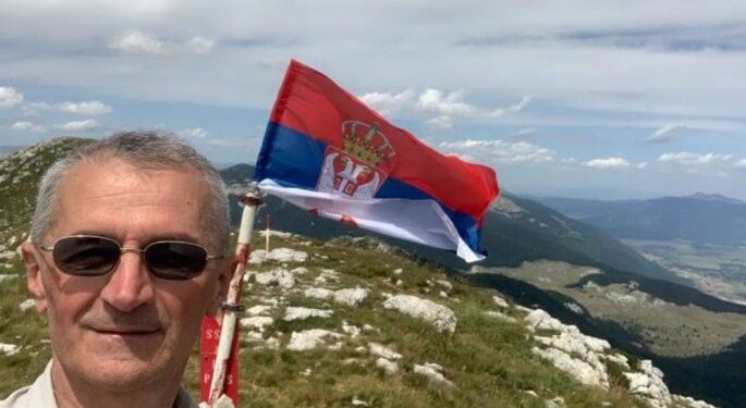 SRPSKA ZASTAVA SE DANAS ZAVIJORILA NA NAJVIŠEM VRHU DINARE: Moćna poruka novinara Dušana Marića – Hrvatima i zaboravnim Srbima!