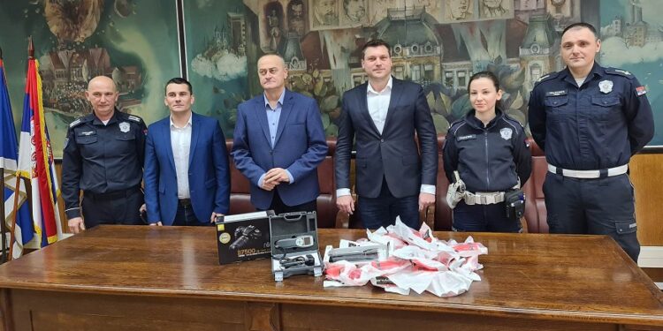 Gradonačelnik Pančeva Policijskoj upravi uručio opremu za rad saobraćajne policije