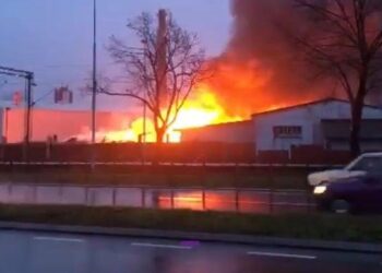 Vatrogasci se uspešno bore sa požarom u staroj Staklari, odgovorni kažu da nema mesta panici