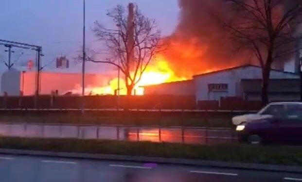 Vatrogasci se uspešno bore sa požarom u staroj Staklari, odgovorni kažu da nema mesta panici