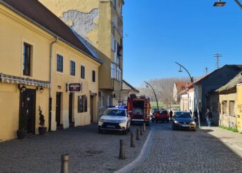 Požar u centru Pančeva: Vatrogasci spasili ženu, vatra brzo ugašena