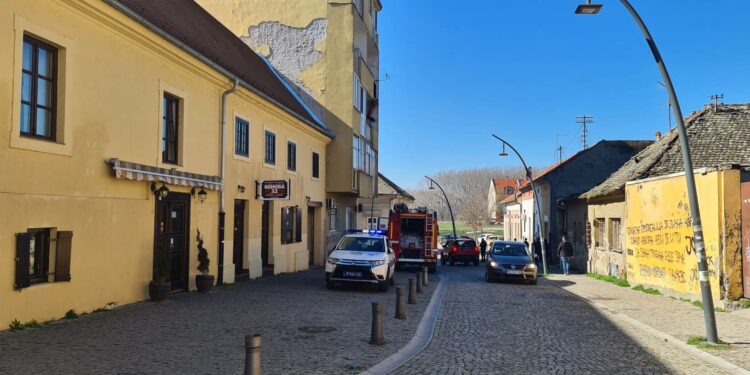Požar u centru Pančeva: Vatrogasci spasili ženu, vatra brzo ugašena