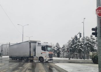 Iako sneg pada od juče saobraćaj u Pančevu se odvija nesmetano