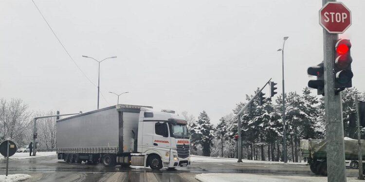 Iako sneg pada od juče saobraćaj u Pančevu se odvija nesmetano
