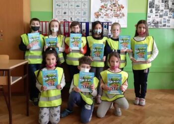 Savet za saobraćaj opštine Kovačica daruje svetlo za bicikl svim đacima petacima