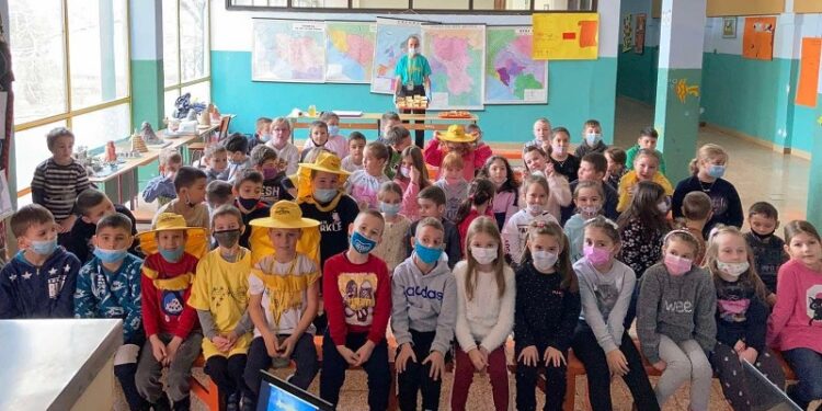 Pčelari Pančeva uz doručak s medom pričali đacima o važnosti pčela u prirodi