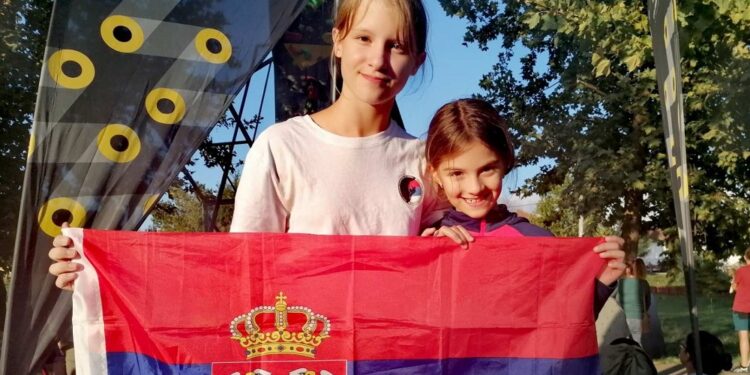 Lena i Minja iz Pančeva na takmičenju u sportskom penjanju u Rumuniji
