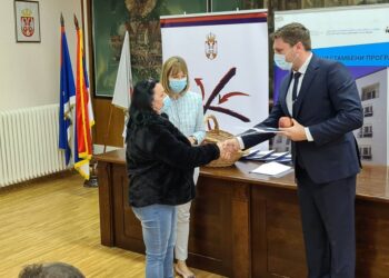Petnaest izbegličkih porodica u Pančevu danas dobilo ugovore za kupovinu seoskih kuća