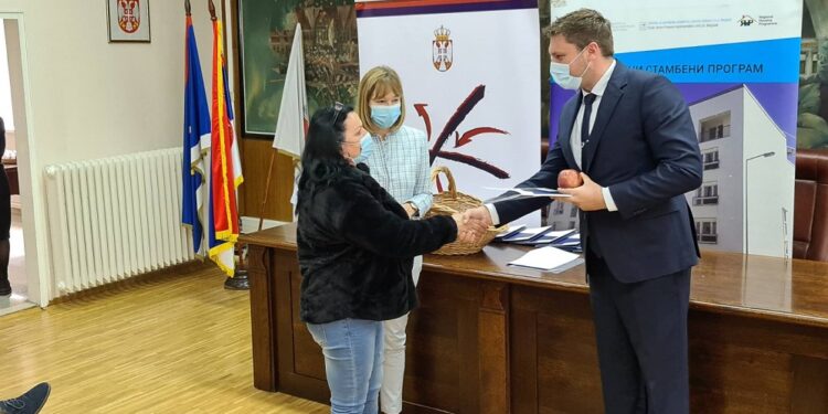 Petnaest izbegličkih porodica u Pančevu danas dobilo ugovore za kupovinu seoskih kuća