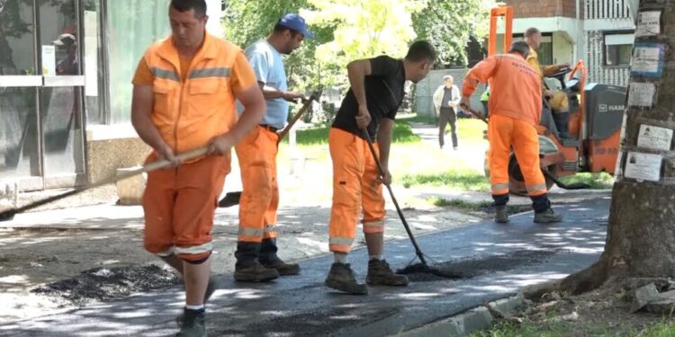 Urađene pešačke staze i trotoari na Strelištu