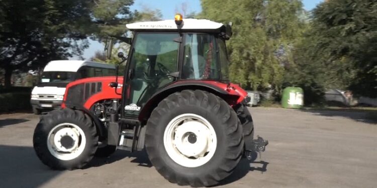 Novi traktor za Poljoprivrednu školu u Pančevu od Pokrajinskog sekretarijata (VIDEO)
