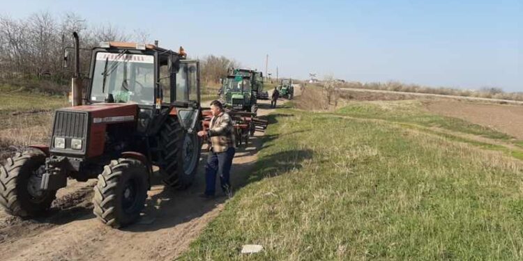Poljoprivrednici u Kovačici ravnali atarske puteve