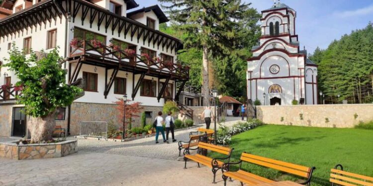HUMANO BRATSTVO MANASTIRA TUMANE: Monasi donirali 3.000 evra za gradnju kuće osmočlane porodice