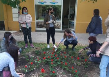 SREDNJOŠKOLCI NASTAVILI SA UREĐIVANJEM KOVINA: Prolećni aranžman ispred Turističke organizacije