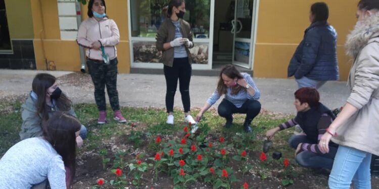 SREDNJOŠKOLCI NASTAVILI SA UREĐIVANJEM KOVINA: Prolećni aranžman ispred Turističke organizacije