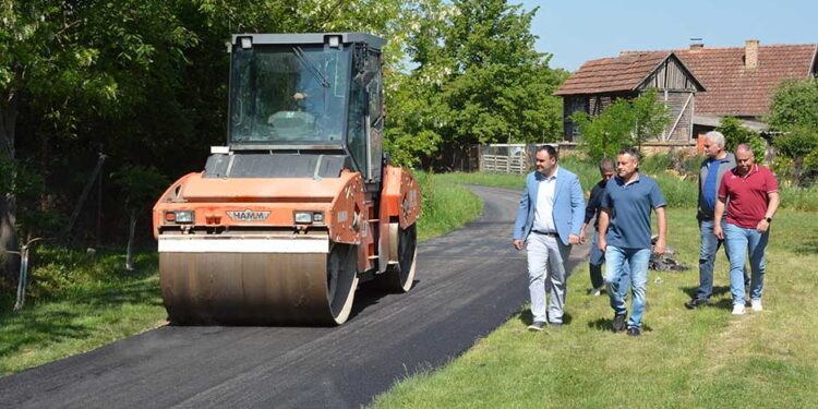 Asfaltiranje ulica, trotoara i parkinga u Barandi