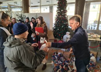 Deca iz Pančeva koja koriste usluge ličnog pratioca dobila novogodišnje paketiće